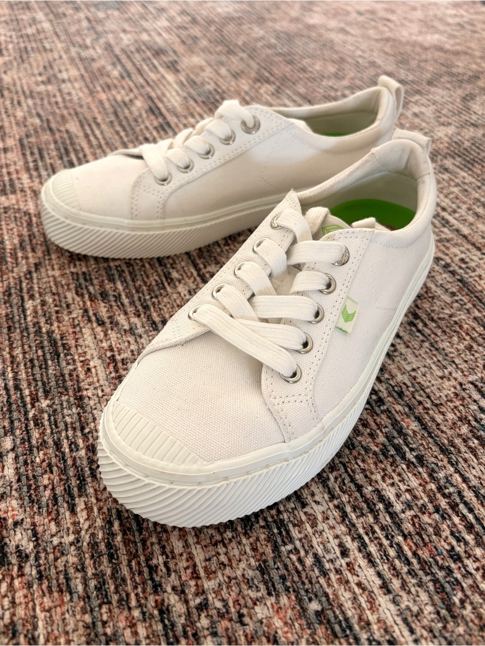Cariuma Women’s OCA Low Sneakers Size 6.5 White – Excellent Condition